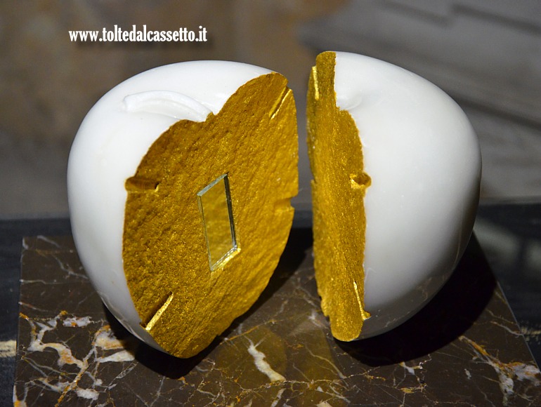 TORANO (Notte e Giorno 2024) - Scultura "Mela... D'Oro... Riflessione" di Stefano Graziano
