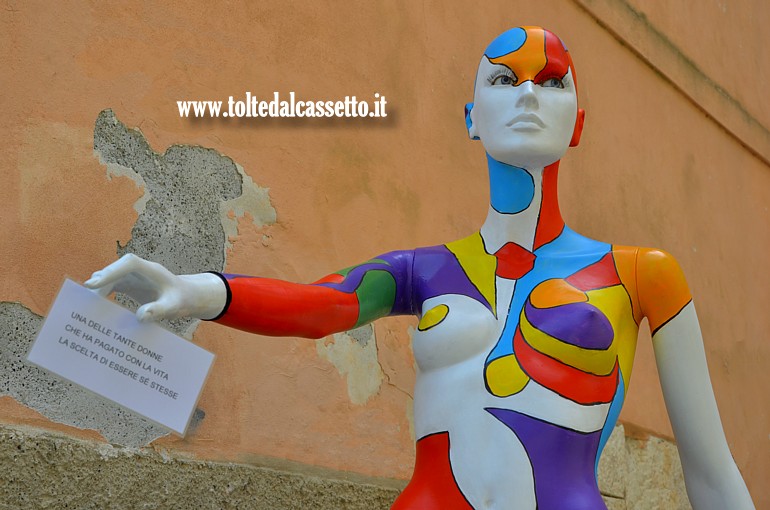 TORANO (Notte e Giorno 2025) - Scultura "Chi sei?&quot di Luciana Bertaccini
