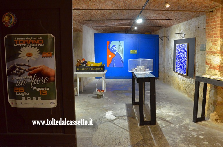 TORANO (Notte e Giorno 2026) - Salone espositivo all'entrata del borgo con locandina pubblicitaria dell'evento