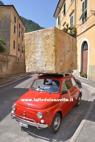 TORANO (Via Carriona) - Scultura "Leggerezza" di Stefano Graziano (A contrapposizione della sua minuta carrozzeria, una mitica 500 reca sul portapacchi un voluminoso e pesante blocco di marmo)