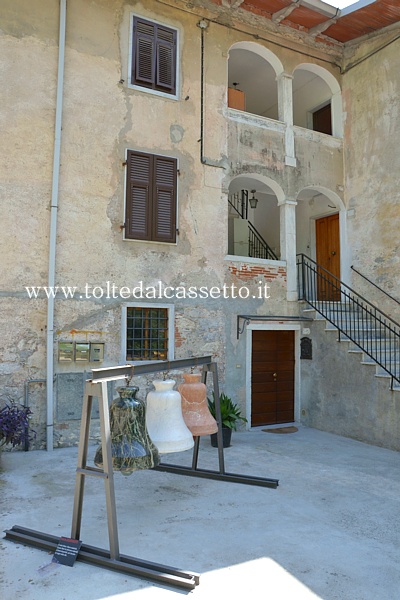 TORANO (Via Carriona) - Le tre campane in marmo di Maria Gasparotti (A ruota libera: libera creativit. Essere liberi di utilizzare materiali e forme disponibili, per lasciare un segno nella vita)