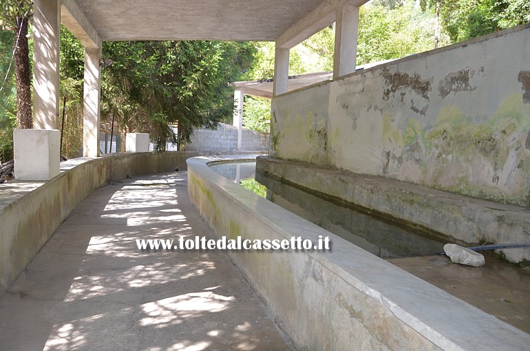 TORANO (Via Carriona) - Un antico lavatoio che a volte viene utilizzato come location per l'esposizione di opere d'arte