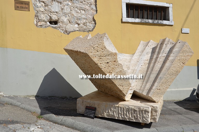 TORANO (Via Carriona) - Scultura in marmo di Claudio Capotondi (La pietra si apre in geometrica tensione verso la libertà, come da sempre il bisogno vitale dell'uomo)