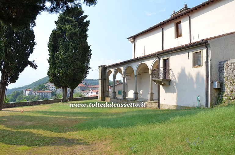 UGLIANCALDO - Portico e piazzale della Chiesa di Sant'Andrea