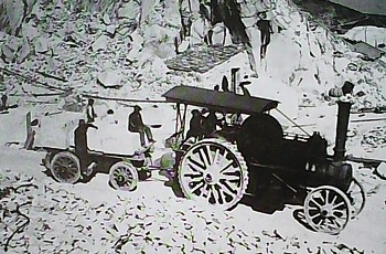 ALPI APUANE (Foto d'epoca) - Una ciabattona al lavoro sulle cave di marmo