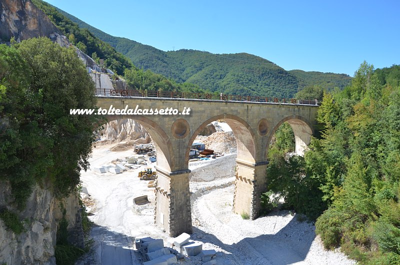 ALPI APUANE (Vallata dei Fantiscritti) - L'imponente struttura ad archi di uno dei Ponti di Vara fa da contrasto all'altezza delle persone che lo stanno attraversando a piedi