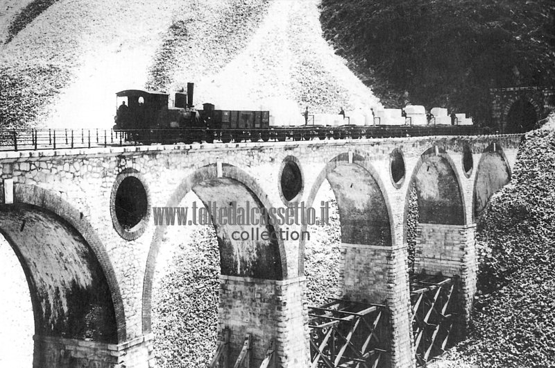 ALPI APUANE (Foto d'epoca) - Un convoglio della Ferrovia Marmifera transita sui Ponti di Vara