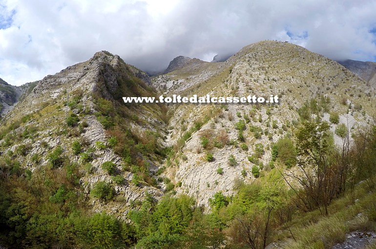 ALPI APUANE - Il maestoso versante meridionale del monte Sumbra (1764 m. slm) come si vede dalla localit Campaccio nel comune di Careggine. Nel canalone centrale l'acqua ha scavato alcune "Marmitte dei Giganti"