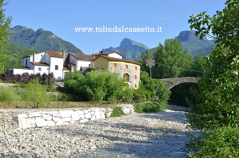 ALPI APUANE - Panorama col torrente Lucido. La montagna centrale che sovrasta il piccolo borgo  il Monte Sagro