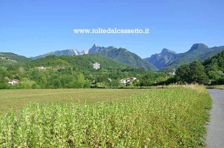 ALPI APUANE - Panorama con le montagne che sono visibili da Gragnola. La vetta pi aguzza  quelle del Pizzo d'Uccello