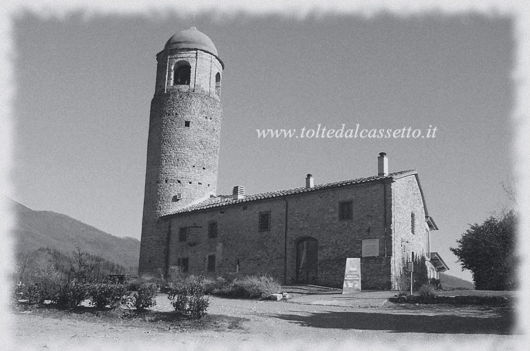 APELLA di LICCIANA NARDI - La Torre Medievale con sottostante abbazia. Il complesso  stato restaurato da un privato negli anni Novanta ed oggi ospita un rinomato albergo-ristorante