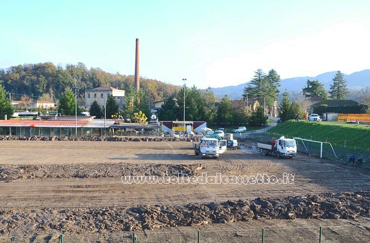 PALLERONE (comune di Aulla) - L'esondazione del torrente Aulella (11 novembre 2012) ha fatto si che il campo sportivo locale fosse completamente allagato. Al ritiro delle acque  rimasta sul terreno una spessa coltre di melma