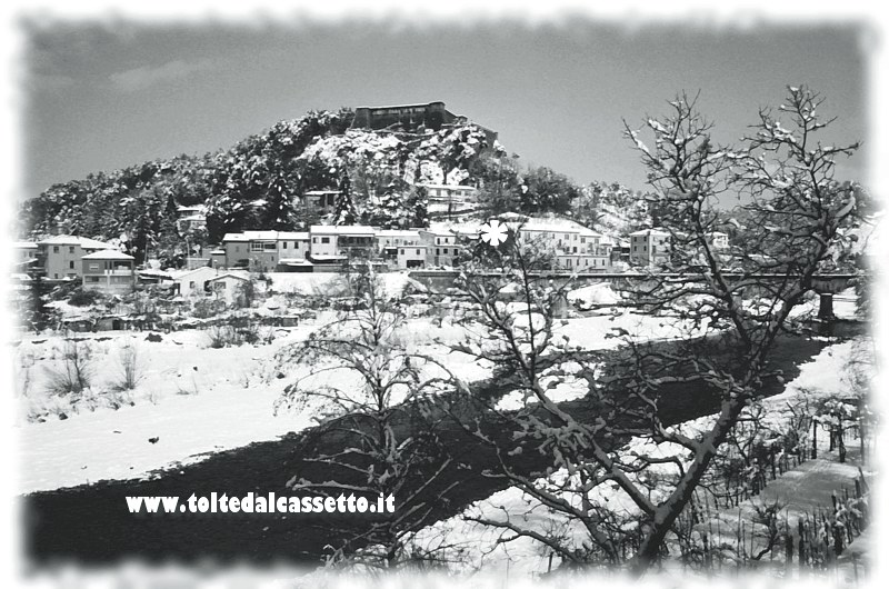 AULLA - Paesaggio nella Valle dell'Aulella imbiancata dalla neve e dominata dalla Fortezza della Brunella