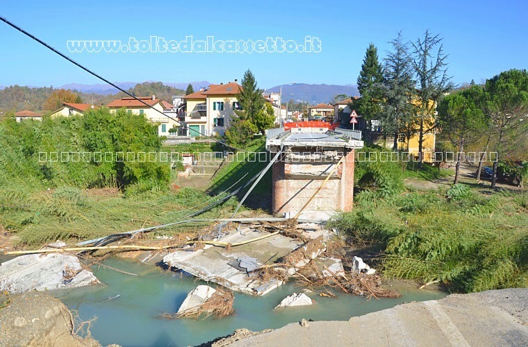 SERRICCIOLO (comune di Aulla) - Il ponte sul torrente Aulella è crollato durante l'ondata di piena dell'11 novembre 2012. Interrotto il transito per la statale del Passo del Cerreto e gravi disagi per la popolazione locale