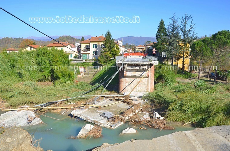 SERRICCIOLO (comune di Aulla) - Il ponte sul torrente Aulella  crollato durante l'ondata di piena dell'11 novembre 2012. Interrotto il transito per la statale del Passo del Cerreto e gravi disagi per la popolazione locale