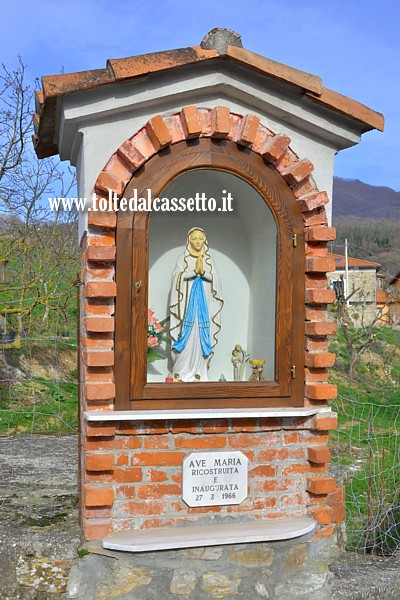 CASTIGLIONE DEL TERZIERE - Appena fuori del centro storico un'edicola mariana ricostruita ed inaugurata il 27 marzo 1966