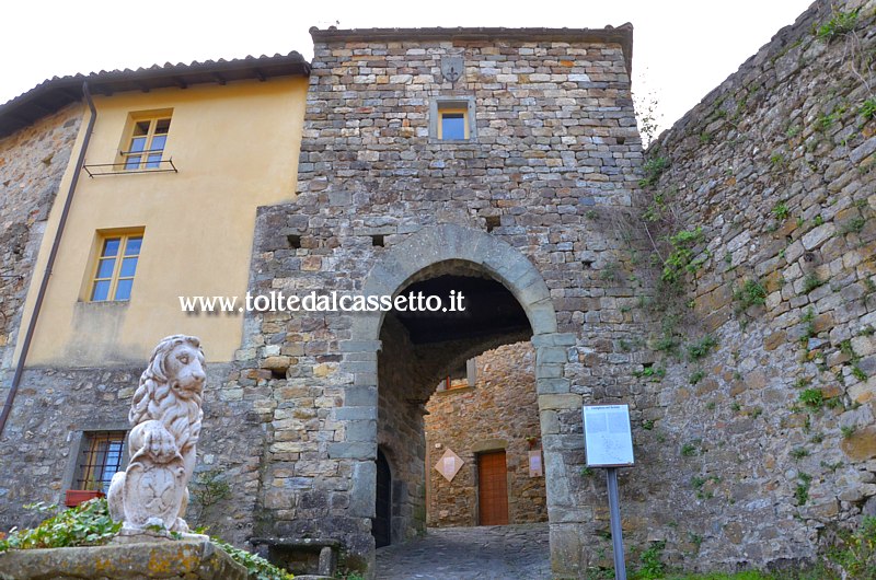 CASTIGLIONE DEL TERZIERE - Porta medievale di accesso al borgo