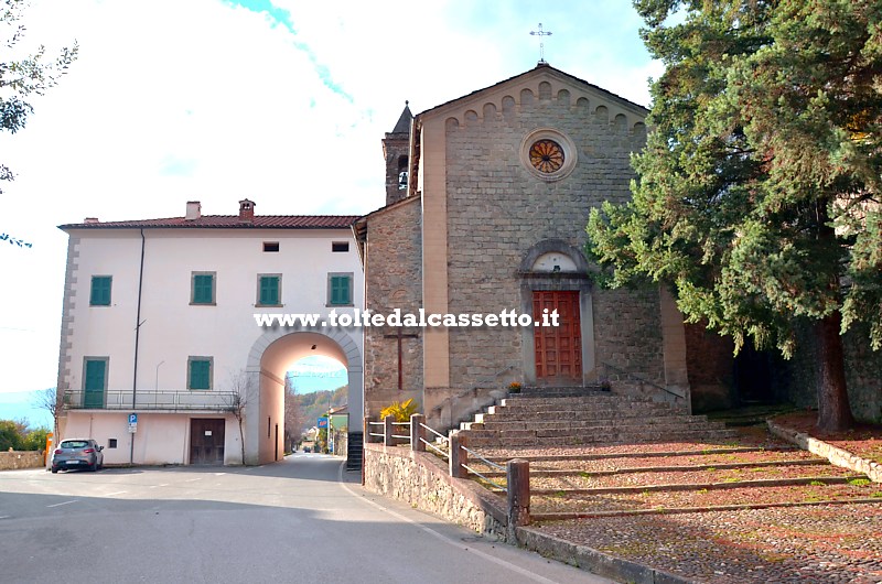 BAGNONE (Largo Martiri del Monte Barca 1944) - Chiesa e Arco di San Rocco, apertura attraverso la quale si accede al borgo