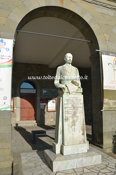 BAGNONE (Piazza Roma) - Il monumento all'ing. Ferdinando Quartieri, pioniere della chimica, a cui il borgo ha dato i natali