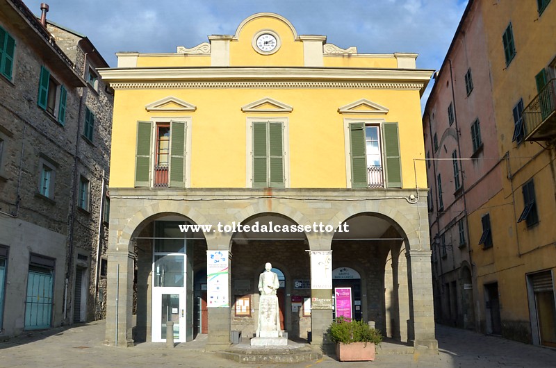 BAGNONE (Piazza Roma) - Palazzo con portico e orologio
