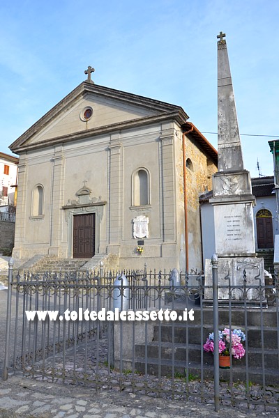 PIEVE DI BAGNONE - La Chiesa dei Santi Ippolito e Cassiano e il monumento ai Caduti durante la Seconda Guerra Mondiale