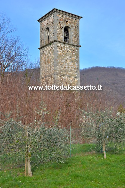 PIEVE DI BAGNONE - Il campanile della Chiesa dei Santi Ippolito e Cassiano svetta su una collinetta distante un centinaio di metri dall'edificio sacro