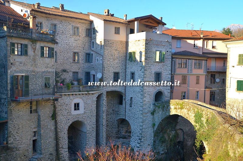 BAGNONE - Il Ponte Vecchio e la Porta di S.Caterina che introduceva al borgo murato. Sul torrente Bagnone si affacciano tuttora molte abitazioni dell'epoca medievale