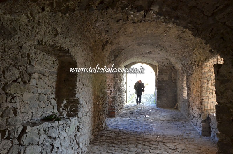 BAGNONE - Il tempo sembra essersi fermato nella medievale Via Ponte Vecchio, attraverso la quale si pu raggiungere tutt'oggi la collinetta del castello