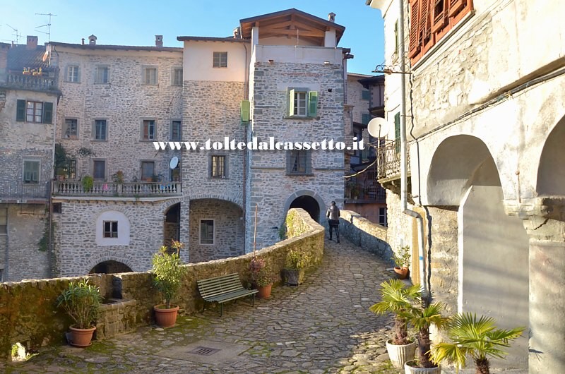 BAGNONE - Collegata al Ponte Vecchio la piazzetta che nel sec. XII era luogo di mercato