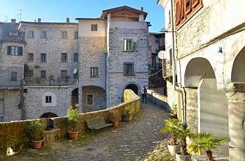 BAGNONE - Scorcio sulla Via Ponte Vecchio