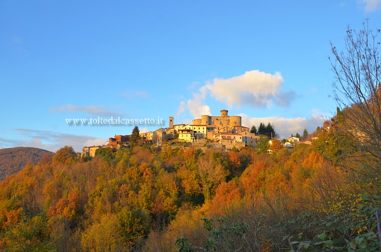 BASTIA di LICCIANA NARDI - Panorama al tramonto. Il borgo si eleva a 468 metri sul livello del mare ed  dominato da una imponente ex fortezza militare che nel XVI secolo venne definita "inespugnabile" da Ludovico Ariosto