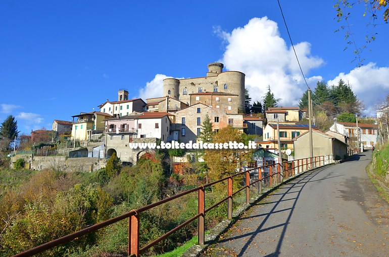 BASTIA di LICCIANA NARDI (Panorama) - La chiesa e l'imponente castello sono dedicati a San Jacopo Aposto a testimonianza del collegamento con Santiago de Compostela ed il culto Jacopeo