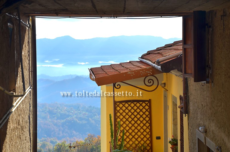 BASTIA di LICCIANA NARDI - Da un passaggio coperto del borgo la vista spazia sul fondovalle avvolto nella nebbia