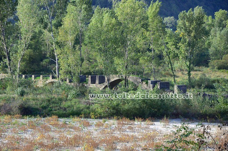 CAPRIGLIOLA (comune di Aulla) - Resti del ponte medievale che collegava le due sponde del Magra, mettendo in comunicazione la Via Francigena con la Strada Regia