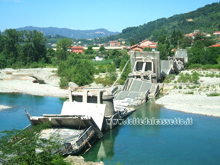 CAPRIGLIOLA (comune di Aulla) - Le macerie del ponte sulla Strada Statale 330