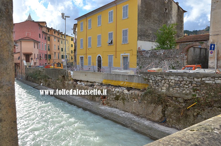 CARRARA(Centro Storico) - Durante l'ondata di piena del 5/11/2014 il fiume Carrione ha rotto l'argine destro e l'acqua ha allagato la parte occidentale della citt