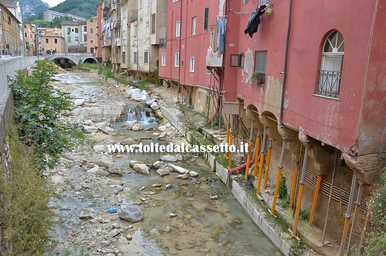 CARRARA (Centro Storico) - Queste strutture metalliche, che sostenevano alcuni palazzi lungo il fiume Carrione, sono state spazzate via dall'ondata di piena del 5/11/2014