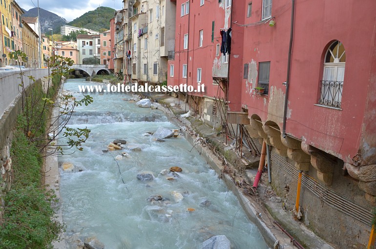 CARRARA(Centro Storico) - Le strutture in metallo che sostenevano alcuni palazzi lungo il fiume Carrione sono state spazzate via dall'ondata di piena del 5/11/2014