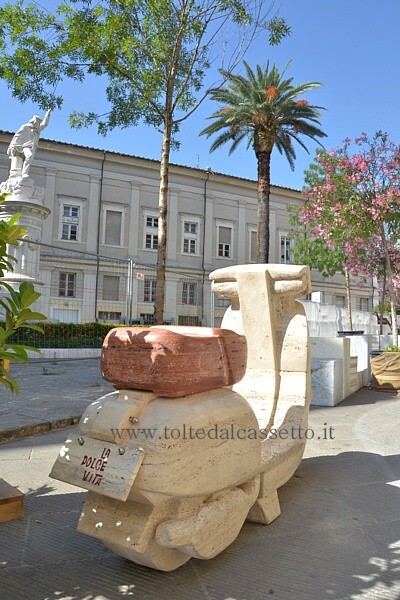 CARRARAMARBLE WEEKS 2013 (Corso Carlo Rosselli) - Il Fiorino "La dolce vita" - Autore: Matteo Spender. Una vespa in marmo che ricorda le favolose notti romane degli anni Sessanta