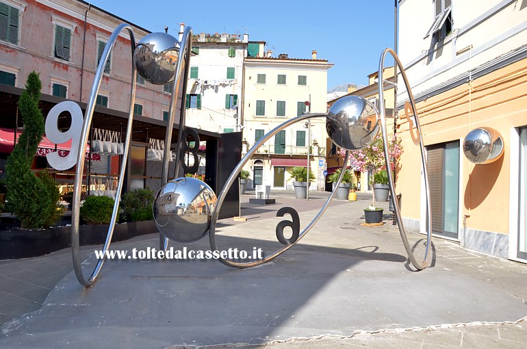 CARRARAMARBLE WEEKS 2013 (Piazza Cesare Battisti) - Scultura in acciaio "La matematica del giocoliere" di Alessandro Giorgi (anno 2010)