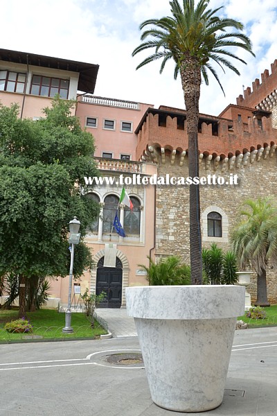 CARRARAMARBLE WEEKS 2014 - Il Big Mac, scultura in marmo di Luisa Bocchietto (Franchi Umberto Marmi). Per un effetto ottico, nel vaso gigante sembra crescere una palma posta invece nel giardino di fronte al corpo medievale dell'Accademia