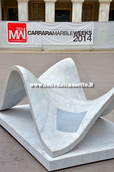 CARRARAMARBLE WEEKS 2014 ( Piazza Cesare Battisti) - Logo dell'evento. La scultura in marmo in primo piano reca un pensiero filosofico di Kant: "Happiness is not an ideal of reason but of imagination"