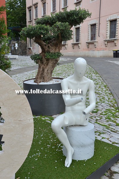 CARRARAMARBLE WEEKS 2014 (Piazza Accademia) - Il manichino del "Giardino di Pietra" (Graziani Marmi di Interni Now)