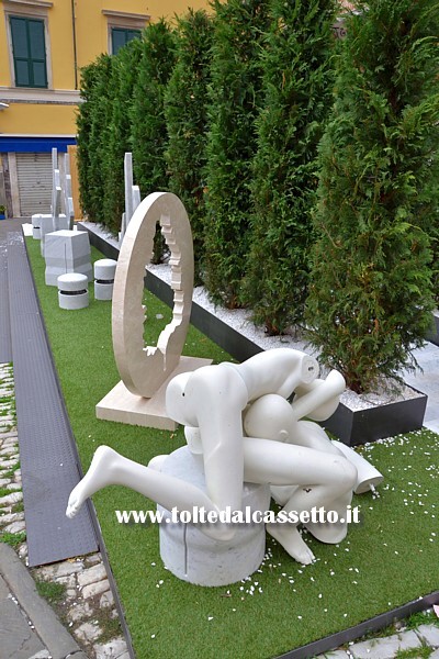 CARRARAMARBLE WEEKS 2014 (Piazza Accademia) - Eros dei manichini del "Giardino di Pietra" (Graziani Marmi di Interni Now)