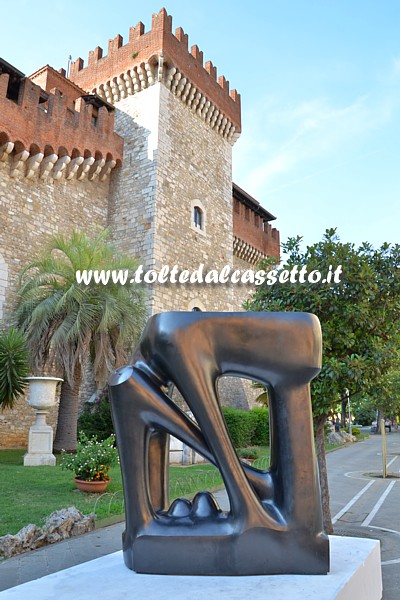 CARRARAMARBLE WEEKS 2015 (Via Roma) - "La Grande Porte" di Agustin Càrdenas, scultura in bronzo con base in marmo bianco (anno 1975)