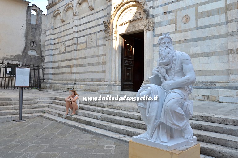 CARRARAMARBLE WEEKS 2015 - Una copia del Mosè di Michelangelo (Carusi Sculture) si staglia sulla facciata del Duomo