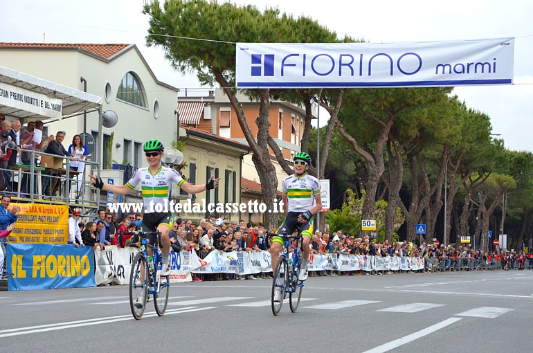 CARRARA (Gran Premio Industrie del Marmo 2017) - L'australiano Michael Storer (n.22) si aggiudica la 30a edizione della corsa ciclistica internazionale davanti al proprio compagno di squadra Lucas Hamilton (n.18)