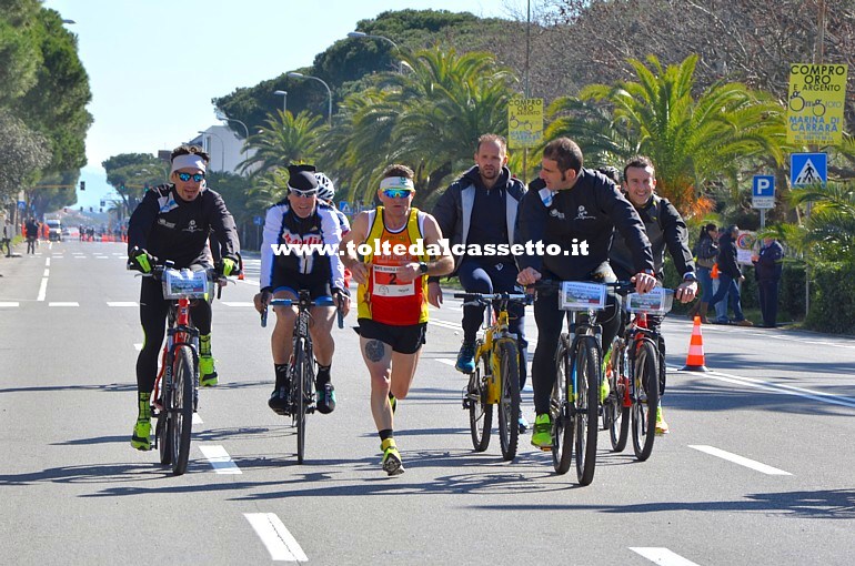 CARRARA (White Marble Marathon 2017) - Scortato da un gruppo di biker l'italiano Stefano Ricci (A.S. Atletica Vinci - n. 2 di pettorale - cat. SM45) ripreso sulla dirittura finale dove conquister il terzo posto assoluto della corsa