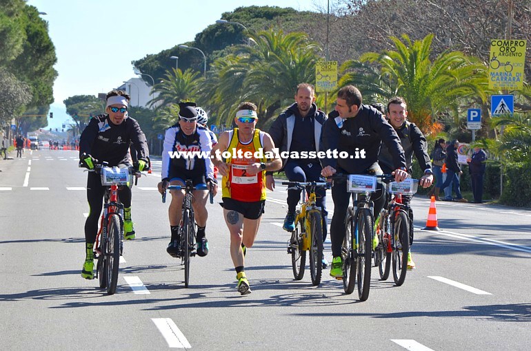 CARRARA (White Marble Marathon 2017) - Scortato da un gruppo di biker l'italiano Stefano Ricci (A.S. Atletica Vinci - n. 2 di pettorale - cat. SM45) ripreso sulla dirittura finale dove conquister� il terzo posto assoluto della corsa