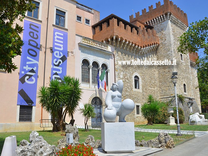 CARRARA (Via Roma) - Il Palazzo dell'Accademia con le insegne del "City Open Museum"